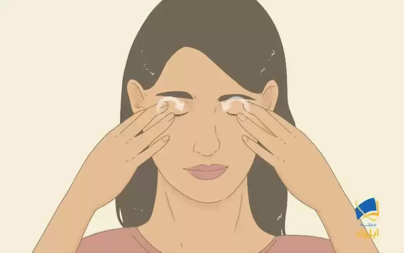 برای تحریک تولید اشک، به آرامی پلک‌های بسته‌ی خود را ماساژ دهید