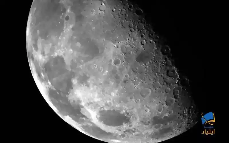 ماه در حال انتشار کربن از سطح خود است؟