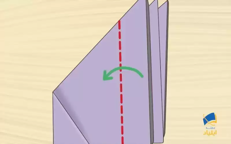 سمت راست کاغذ را تا بزنید تا به گوشه مثلث سمت چپ برسد