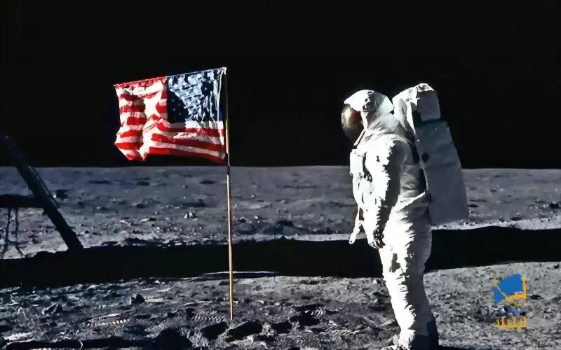 پرچمی که در ماه تکان می‌خورد