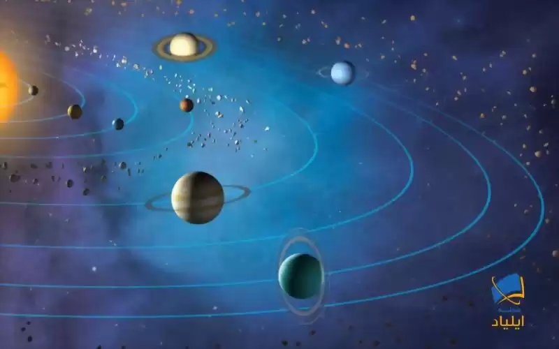 چرا سیارات منظومه‌ی شمسی بر روی یک صفحه می‌چرخند؟