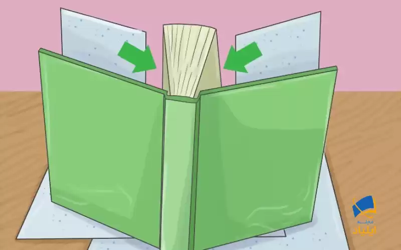 ورقه‌های حوله کاغذی را داخل جلد کتاب قرار دهید