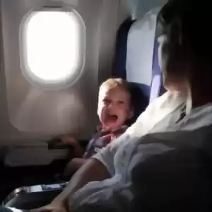 راه‌هایی برای جلوگیری از گریه‌ی بچه‌ها در هواپیما