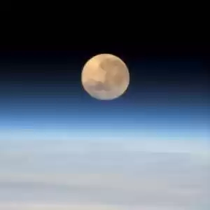دانشمندان می‌گویند: ماه درون اتمسفر زمین است!