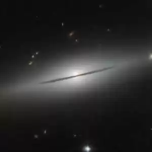 هابل کهکشانی مارپیچی از لبه را بررسی می‌کند.