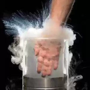 فرو کردن دست در نیتروژن مایع با دمای منفی ۲۰۰ درجه سانتی‌گراد