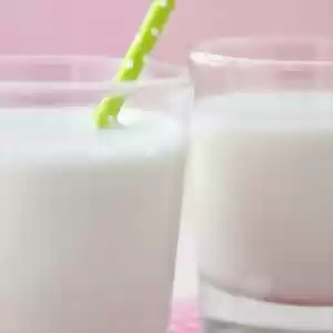 نوشیدن شیر در زمان صبحانه، قندخون را بهتر تنظیم می‌کند.