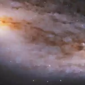 نگاهی به اعماق کهکشانی از خوشه‌ی سنبله