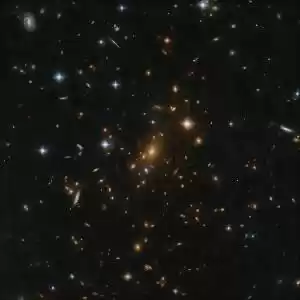 هابل خوشه‌ی کهکشانی عظیمی را به تصویر می‌کشد.