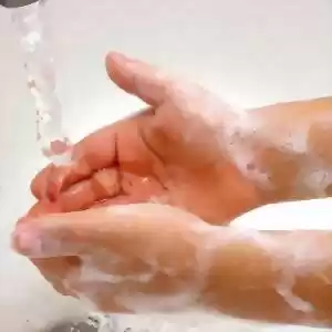 دست‌ها را باید شست! در استفاده از شوینده‌های دست، بیشتر دقت کنید.