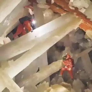 کشف غار ۵۰۰هزار ساله، با کریستال‌های غول‌پیکر!