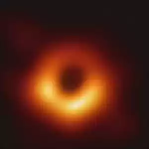 انتظارها به سر رسید؛ حال می‌توانیم اولین عکس واقعی از سیاه‌چاله را ببینیم