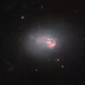 تلسکوپ هابل، کهکشان فشرده‌ی آبی را به تصویر کشید.