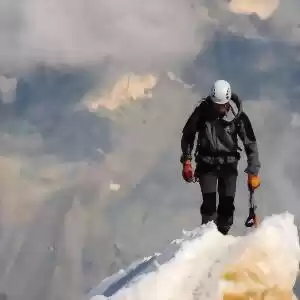 کوهنوردی می‌تواند باعث جنون شود و ما دلیل آن را نمی‌دانیم!