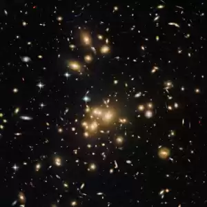 بازسازی شرایط درونی یک خوشه‌ی کهکشانی عظیم