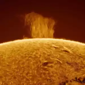 تصویری فوق‌العاده از یک برج پلاسمایی بر روی سطح خورشید